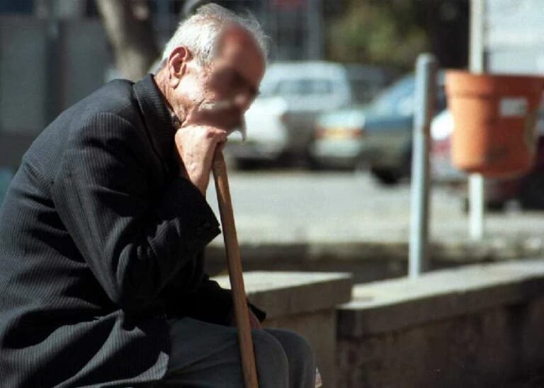 الحكومة تدافع عن تقليص عدد المستفيدين من منحة عيد الفصح للمتقاعدين