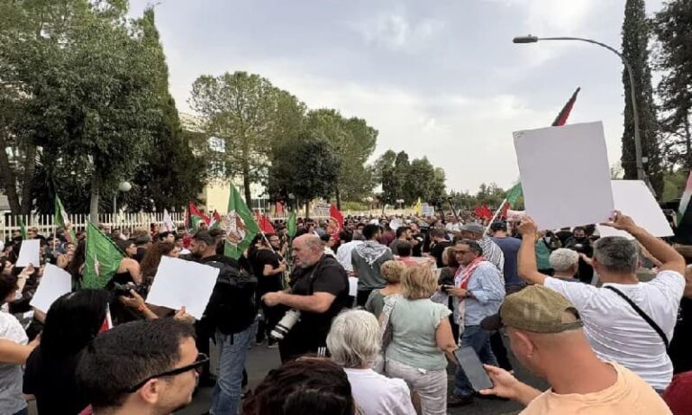 “لا تحالف مع الإبادة الجماعية”: مسيرة من أجل فلسطين أمام القصر الرئاسي (صورة + فيديو)