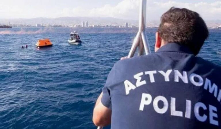 قارب يحمل على متنه 21 شخصًا من الجنسية السورية تم العثور عليه بالقرب من رأس غريكو، حيث كان من بين الركاب رجل يبلغ من العمر 33 عامًا وجد مقيد اليدين.