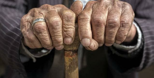كبار السن في خطر ابتداءً من الأربعينيات: يخافون من فاتورة الكهرباء ولا يشغلون المروحة حتى