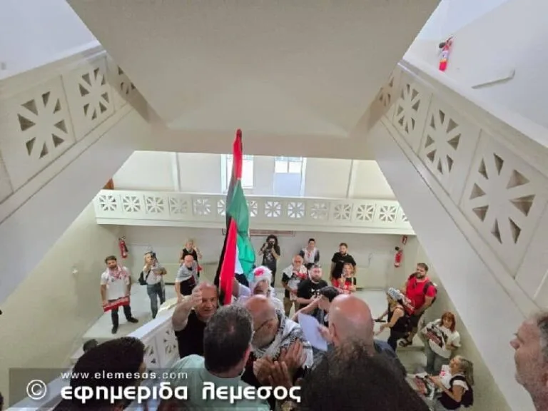 متظاهرون مؤيدون للفلسطينيين يعطلون اجتماع مجلس ليماسول ويطالبون بموقف تجاه غزة