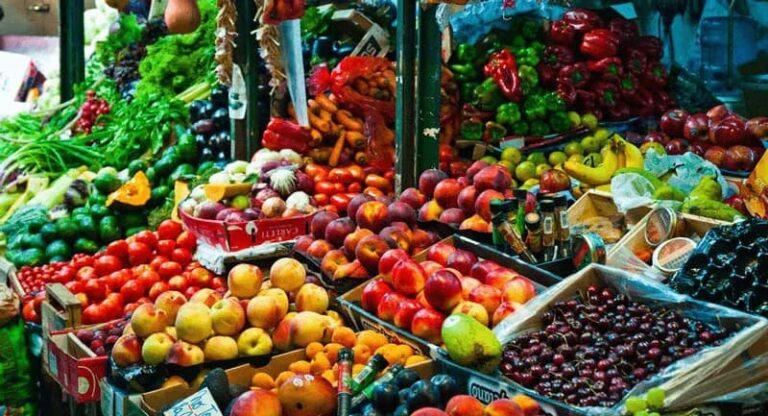 شكوى: يشترون الطماطم والخيار بـ 15 سنتًا ويبيعونها بـ “الذهب” (فيديو)