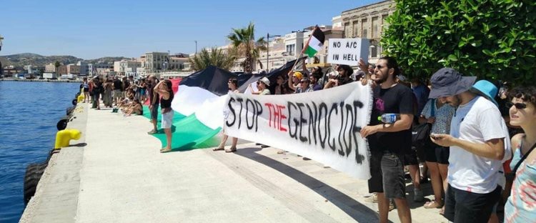 المتظاهرون في جزيرة سيروس منعوا السياح الإسرائيليين من النزول – سفينة سياحية في طريقها إلى قبرص (صور)