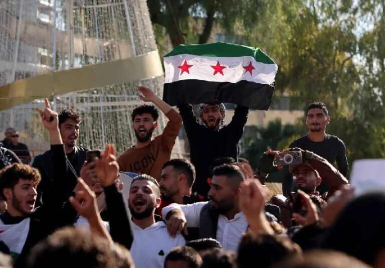 رئيس الهجرة يرفض الانتقادات بشأن طلبات اللجوء السورية