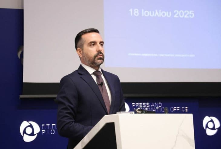 كم عدد الروس والصينيين والأوكرانيين الذين يعيشون بتصريح إقامة في قبرص في يونيو 2025؟