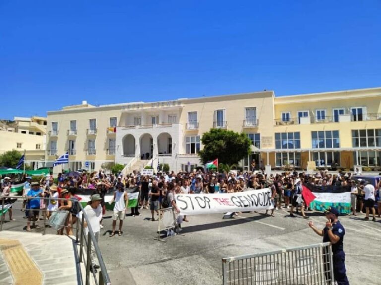 سفينة سياحية إسرائيلية تقترب من قبرص بعد إبعادها عن جزيرة يونانية (فيديو)