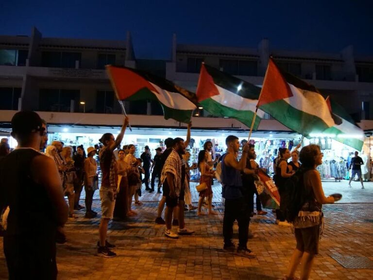 احتجاج مؤيد لفلسطين بالأواني والملاعق الخشبية في بافوس