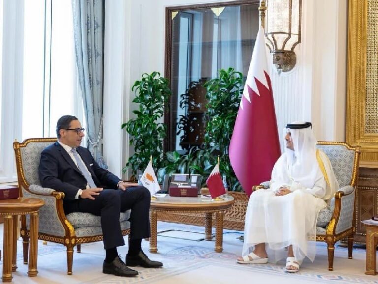 كومبوس يلتقي رئيس الوزراء القطري آل ثاني