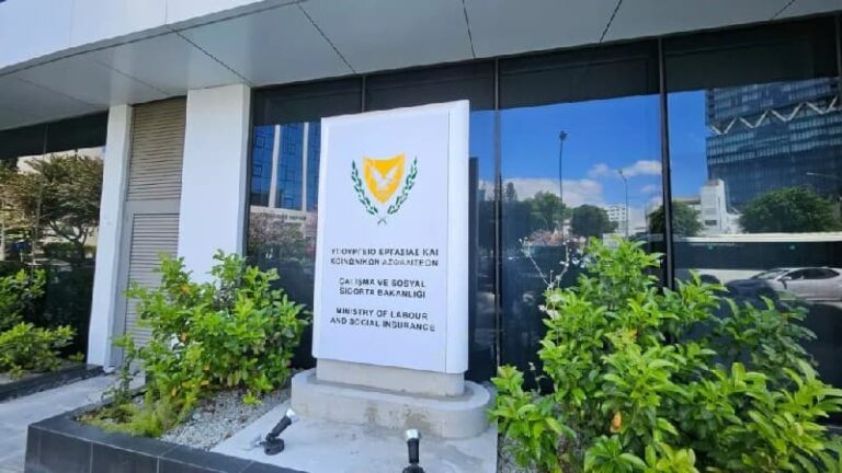 وزارة العمل تقدم منحة يومية بقيمة 48 يورو لتوظيف النساء بساعات عمل مرنة