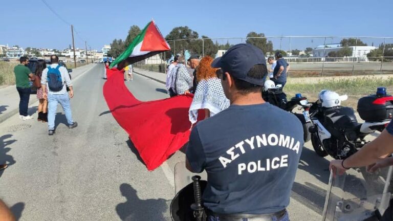 الشرطة تنشر فرقة مكافحة الشغب بينما تقوم الجالية اليهودية بزراعة الأشجار وسط احتجاج في لارنكا (فيديوهات)