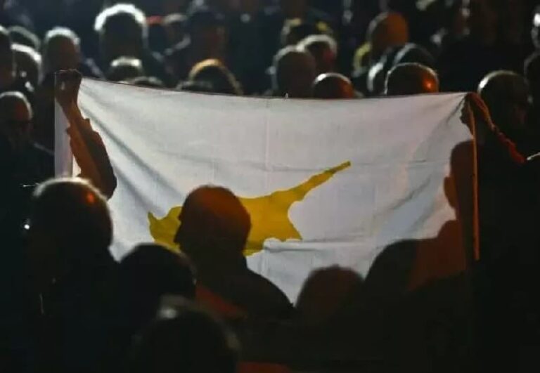 ما بين 650 ألفًا إلى 760 ألفًا من القبارصة في الشتات وربما يفوق عددهم عدد القبارصة الذين يعيشون في الجزيرة – منتشرين في جميع أنحاء العالم