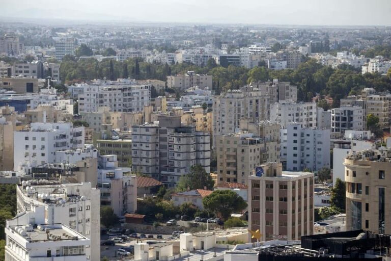 النواب يطالبون بفرض قيود جديدة على ملكية العقارات من قبل المواطنين من خارج الاتحاد الأوروبي