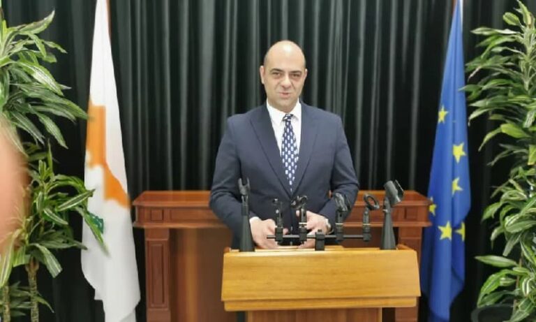 يانيس بانايوتو: من المتوقع أن يرتفع الحد الأدنى للأجور إلى 1125 يورو