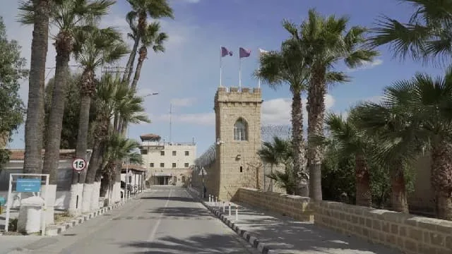 الرئيس: سيتم ترحيل جميع الأجانب المدانين بجرائم غير خطيرة – 53.5% من السجناء في السجون هم أجانب
