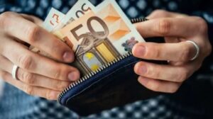 ارتفع الحد الأدنى للأجور إلى 1088 يورو مع دخول المعدلات الجديدة حيز التنفيذ اعتبارًا من يناير