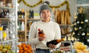 مواعيد العمل خلال فترة الأعياد: متى تغلق المتاجر ومحلات السوبر ماركت اليوم، عشية عيد الميلاد؟ وما ينطبق حتى يوم رأس السنة الجديدة؟