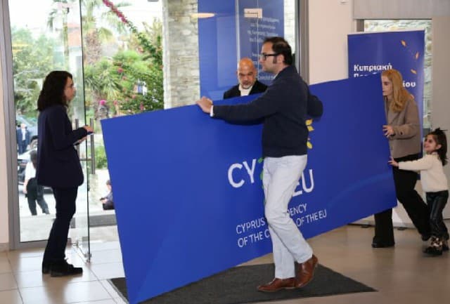 في السابع من يناير، سيتم إغلاق عشرة شوارع في وسط نيقوسيا، لأن قبرص أصبحت الآن الدولة الرائدة في الاتحاد الأوروبي.