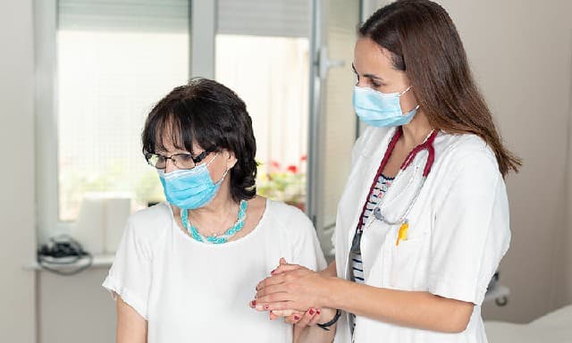 بلغت الإنفلونزا والفيروسات ذروتها: يحذر الأطباء قائلين: “لا ترسلوا الأطفال إلى المدرسة، ابقوا في المنزل إذا كنتم تعانون من أعراض”.