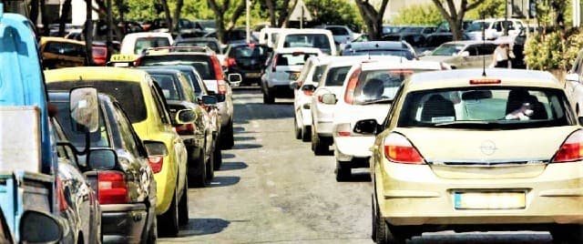 صورةٌ لرخصة القيادة – ازداد عدد المركبات بنسبة 194% خلال 33 عامًا، ويحمل سبعة من كل عشرة قبارصة رخصة قيادة.