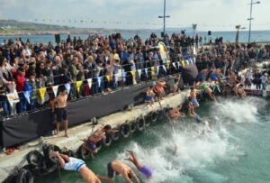 أربعة تقاليد مهمة لعيد الغطاس في قبرص: مباركة المياه، و”زيروتيجان”، و”بولوسترينا”، وبالطبع طرد “كاليكانتزار”.