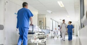 تجاوزت المستشفيات طاقتها الاستيعابية مع ازدياد حالات أمراض الجهاز التنفسي، وانتظر المرضى أكثر من 24 ساعة في قسم الطوارئ.