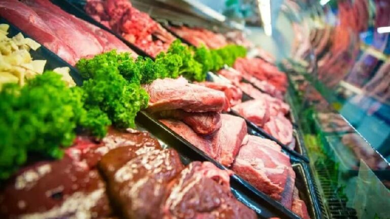 قد تستورد محلات السوبر ماركت اللحوم للحفاظ على أسعار عيد الفصح تحت السيطرة بعد عمليات الإعدام بسبب مرض الحمى القلاعية.