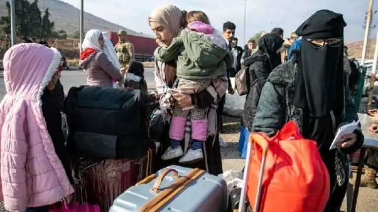 آلاف يفرون من مخيم لأقاربهم في سوريا وقبرص، ورئاسة الاتحاد الأوروبي تحذر من خطر التجنيد.