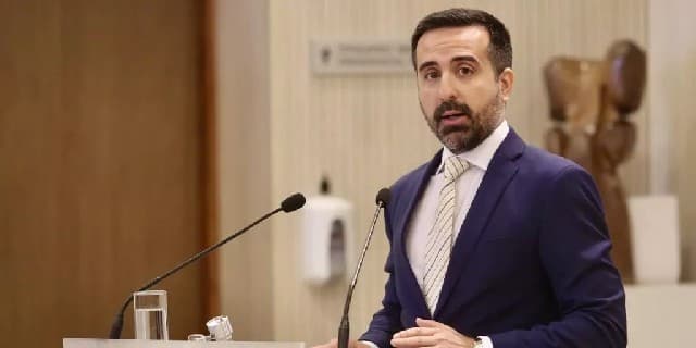 إيوانيدس: تهريب المهاجرين غير الشرعيين يمثل تحديًا يوميًا – انخفاض حاد في أعداد الوافدين غير النظاميين وطلبات اللجوء