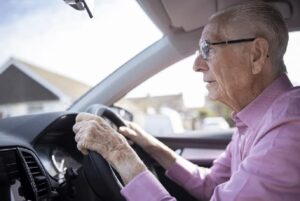 السائقون فوق سن السبعين: “أقساط التأمين الباهظة تُكرّس العنصرية”