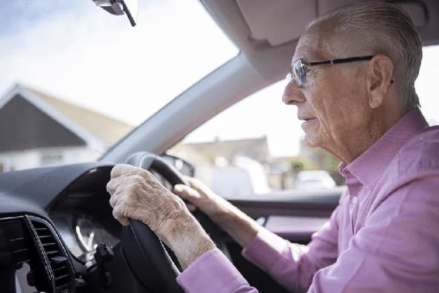 السائقون فوق سن السبعين: “أقساط التأمين الباهظة تُكرّس العنصرية”