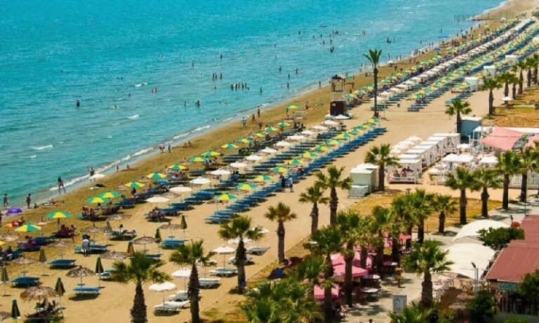 مالاس يحذر من أن نصف شواطئ قبرص معرضة لخطر ارتفاع منسوب مياه البحر