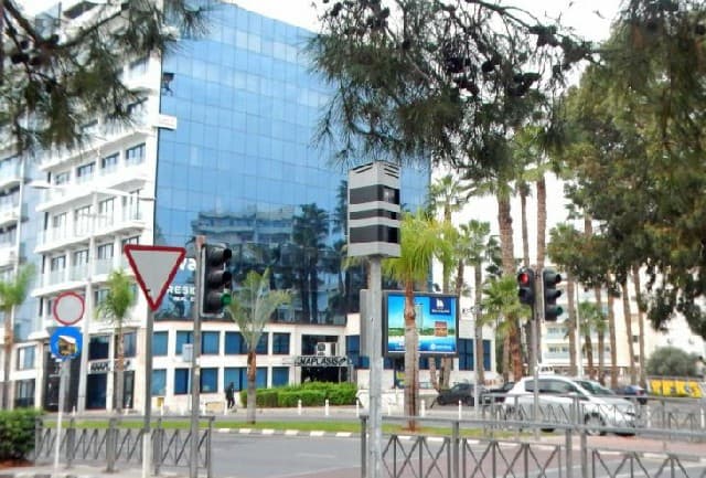 اعتبارًا من الأول من مارس، سيتم تخفيض غرامة التوقف عند معبر المشاة عند الإشارة الحمراء في قبرص من 300 يورو إلى 85 يورو.