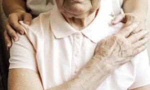 دور رعاية المسنين: لا توجد خطط لتقديم المزيد من الدعم لكبار السن – تعتبر الدولة المزايا الحالية كافية