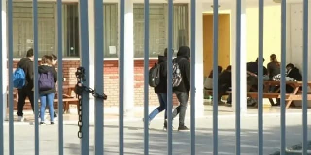 أعلن رئيس الوزراء عن توفير وجبة إفطار مجانية لرياض الأطفال والعاملين الاجتماعيين في المدارس، وزيادة في رعاية الطلاب، وخطة لبناء مساكن بأسعار معقولة.