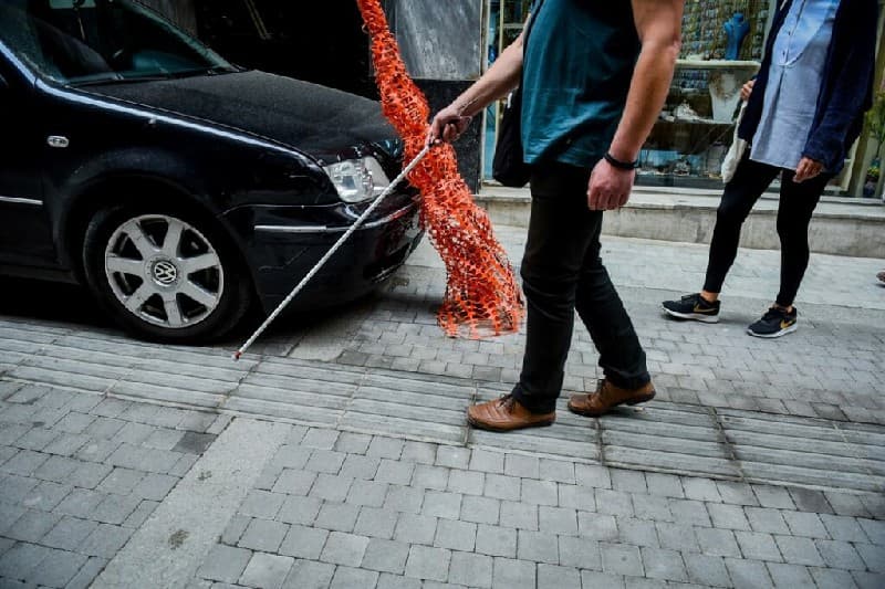 صرخة يأس من المكفوفين: “التشريع الجديد كارثة كبيرة. آلاف الأشخاص ذوي الإعاقات الشديدة يُتركون وراء الركب”.