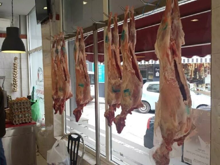 لا نقص، ولا ارتفاع في الأسعار: محلات السوبر ماركت تنفي قصص الذعر بشأن خراف عيد الفصح