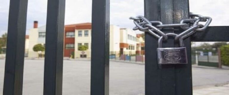 أُغلقت المدارس في تراخوني وإبيسكوبي وأكروتيري وأسوماتو لأسباب احترازية.