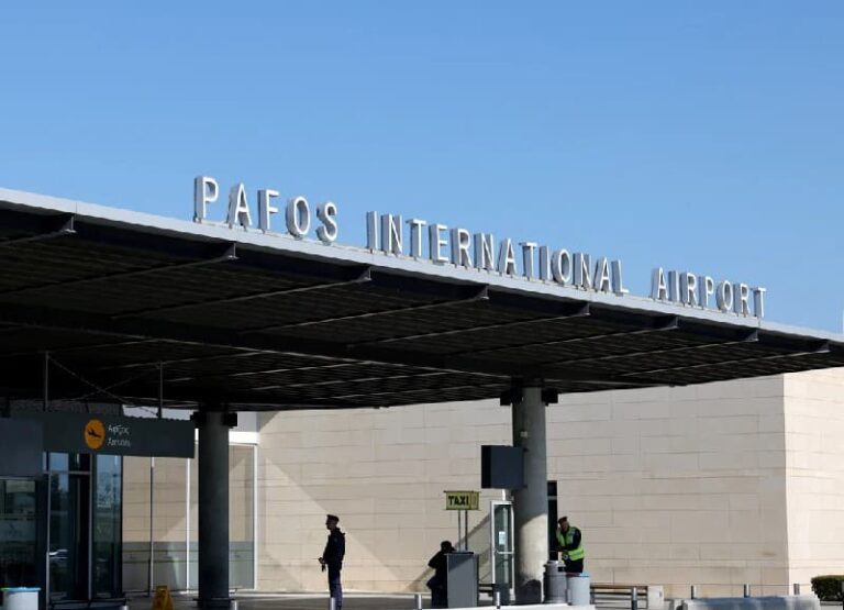 أفادت التقارير بإخلاء مطار بافوس والقرى المجاورة.