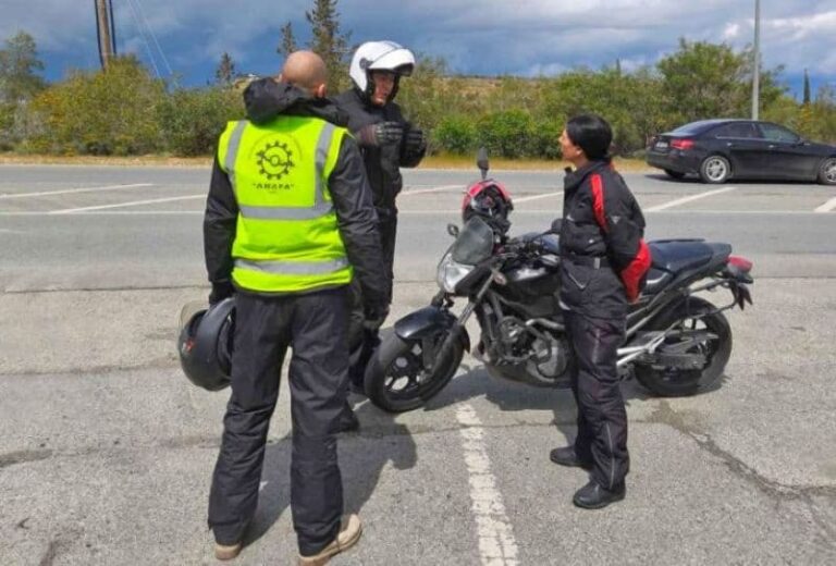 تُقيم شرطة قبرص دورات تدريبية لسائقي الدراجات النارية تحت اسم “BikeSafe”.