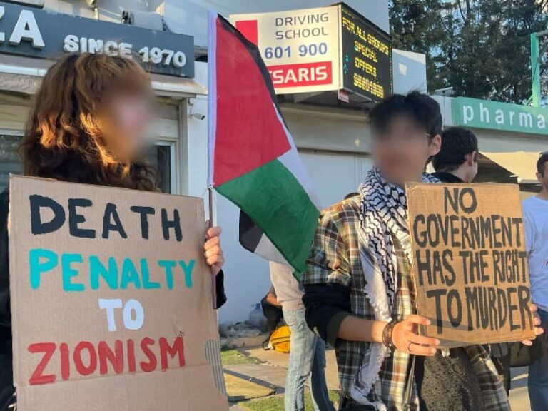 تظاهر نشطاء أمام السفارة الإسرائيلية احتجاجاً على قانون عقوبة الإعدام