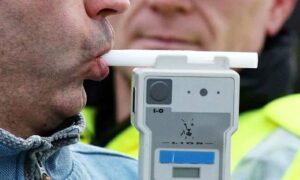 تم سحب رخص قيادة عشرة أشخاص في ستة أيام بموجب إجراءات جديدة لاختبار المخدرات والكحول من قبل شرطة المرور