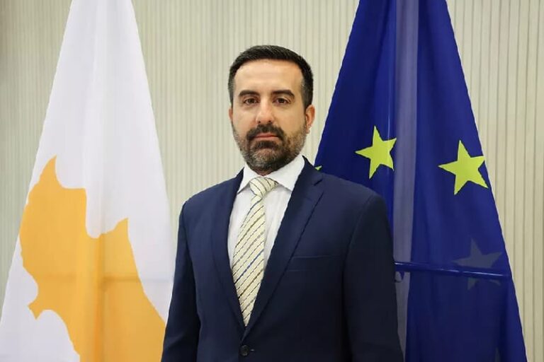 نيكولاس إيوانيديس يكشف لـ “F”: البطاقة الزرقاء، والرحالة الرقميون، و”ناوفكراتيس” ضد الهجرة غير النظامية