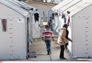 يحذر الأخصائيون الاجتماعيون من الإضرابات: ويدعون إلى تأجيل نقل المسؤوليات من وزارة الرعاية الاجتماعية إلى وزارة الهجرة، ويحددون مهلة شهر واحد.