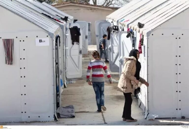 يحذر الأخصائيون الاجتماعيون من الإضرابات: ويدعون إلى تأجيل نقل المسؤوليات من وزارة الرعاية الاجتماعية إلى وزارة الهجرة، ويحددون مهلة شهر واحد.