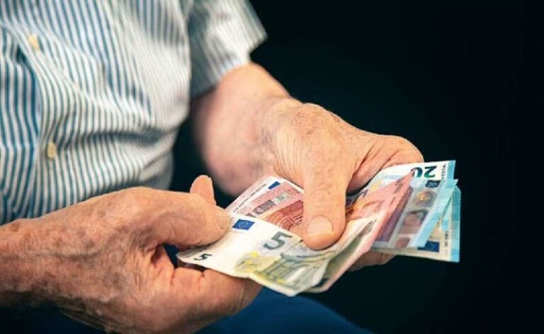 تظاهر المتقاعدون أمام القصر الرئاسي ووزارة العمل احتجاجاً على عدم صرف المعاشات التقاعدية للأرامل.