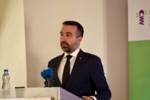 ن. إيوانيدس: استراتيجية دمج المهاجرين ذات أهمية قصوى