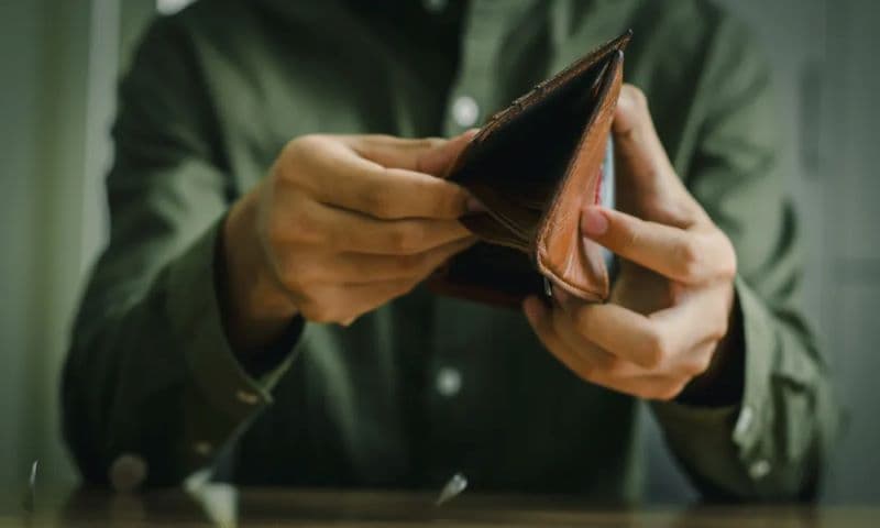 استطلاع رأي: ما يقرب من سبعة من كل عشر أسر تعاني من صعوبة في تغطية نفقاتها المالية.