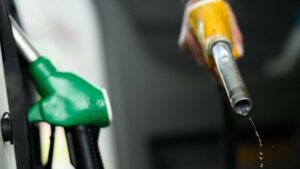 أسعار النفط تتراجع بشدة بعد فتح مضيق هرمز