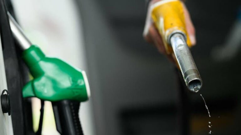 أسعار النفط تتراجع بشدة بعد فتح مضيق هرمز