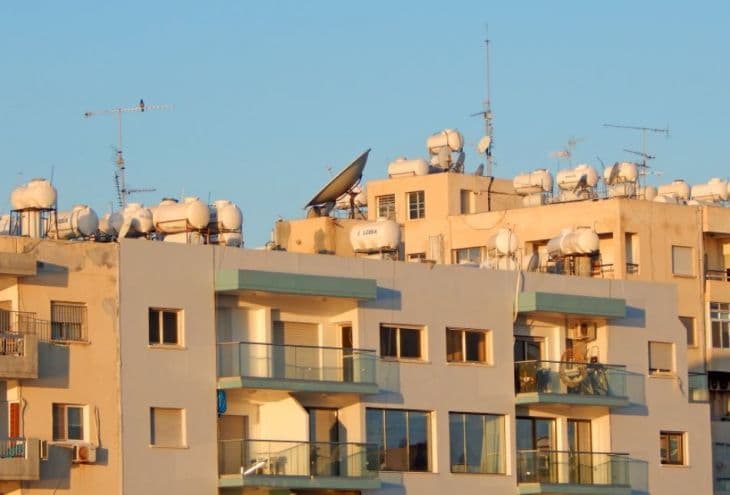 مثال لارنكا: ما مقدار التوفير الذي سيحدث إذا انخفض ضغط المياه في شبكة إمدادات المياه؟